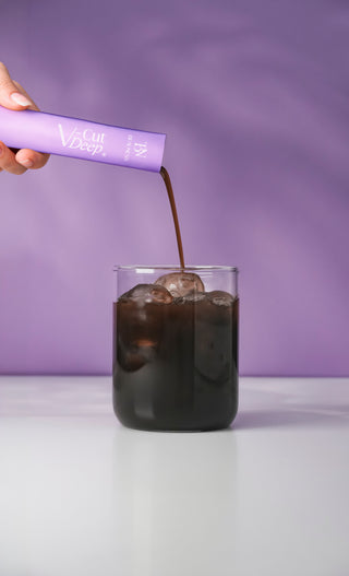 BEAUNESS V cut Deep – pose og glass